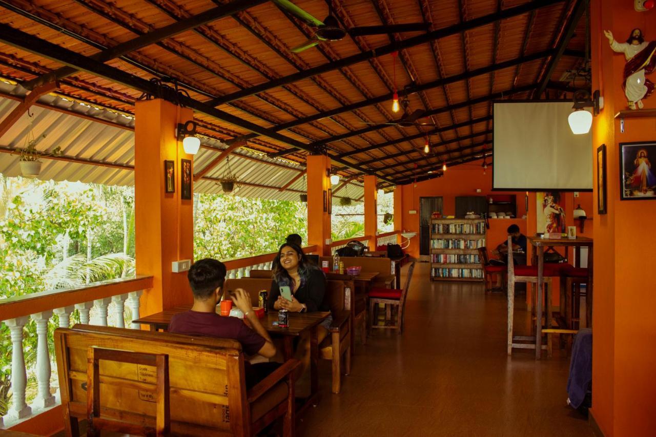 Bonds Hostel Candolim Extérieur photo